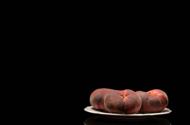 Tatlı incir şeftalileri siyah arka planda izole edilmiş, makro.