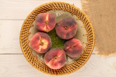 Tahta bir masada tatlı incir şeftalileri, üst manzara, makro.