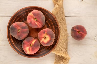 Tahta bir masada tatlı incir şeftalileri, üst manzara, makro.