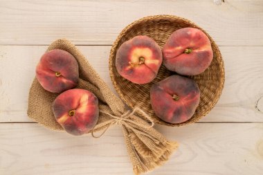 Tahta bir masada tatlı incir şeftalileri, üst manzara, makro.