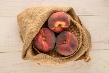 Tahta bir masada tatlı incir şeftalileri, üst manzara, makro.