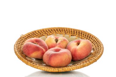 Beyaz arka planda izole edilmiş incirli tatlı şeftaliler, makro.