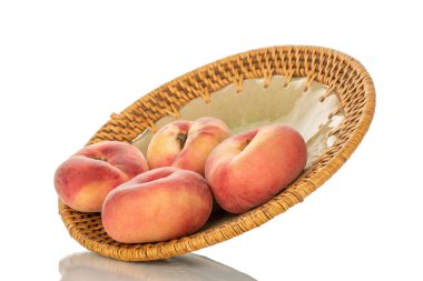 Beyaz arka planda izole edilmiş incirli tatlı şeftaliler, makro.