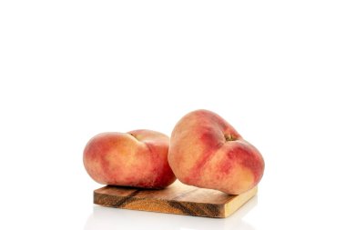 Beyaz arka planda izole edilmiş incirli tatlı şeftaliler, makro.