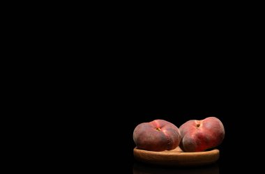 Tatlı incir şeftalileri siyah arka planda izole edilmiş, makro.