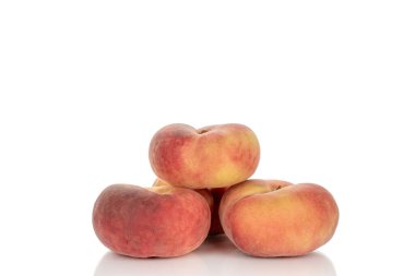 Beyaz arka planda izole edilmiş incirli tatlı şeftaliler, makro.