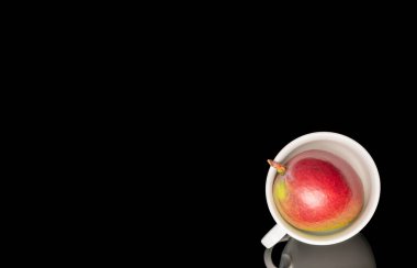 Siyah arka planda olgun sulu mangolar, yakın plan..