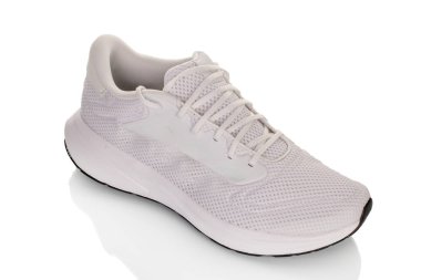 Beyaz arka planda izole edilmiş bir çift spor ayakkabı, yakın plan..