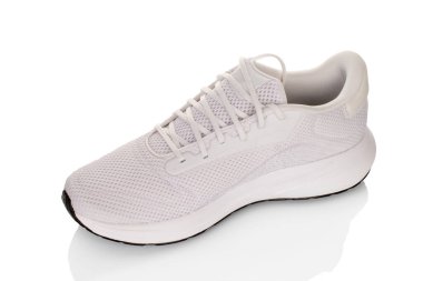 Beyaz arka planda izole edilmiş bir çift spor ayakkabı, yakın plan..