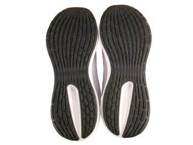 Beyaz arka planda izole edilmiş bir çift spor ayakkabı, yakın plan..