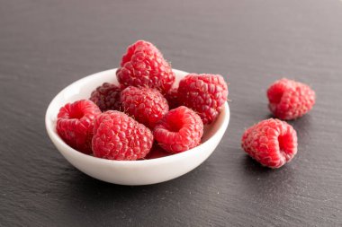 Tatlı olgun ahududu, kayrak taşı, makro.