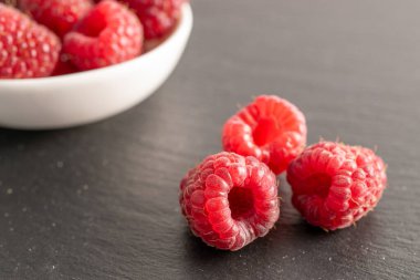 Tatlı olgun ahududu, kayrak taşı, makro.