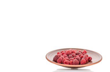 Beyaz arka planda izole edilmiş tatlı olgun ahududular, makro.