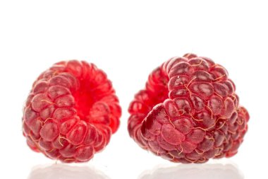 Beyaz arka planda izole edilmiş tatlı olgun ahududular, makro.