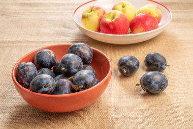 Jüt kumaş üzerinde tatlı siyah erik, makro.