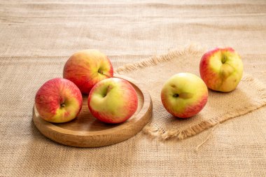 Jüt kumaş üzerinde tatlı kırmızı elmalar, makro.