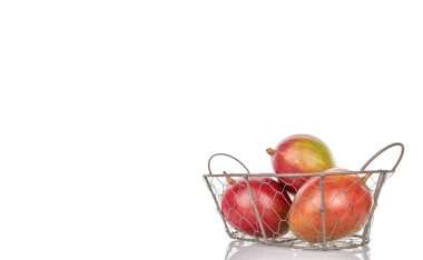 Tatlı sulu mango beyaz arka planda izole edilmiş, yakın plan..