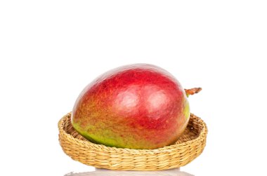Tatlı sulu mango beyaz arka planda izole edilmiş, yakın plan..