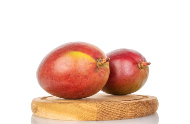 Tatlı sulu mango beyaz arka planda izole edilmiş, yakın plan..