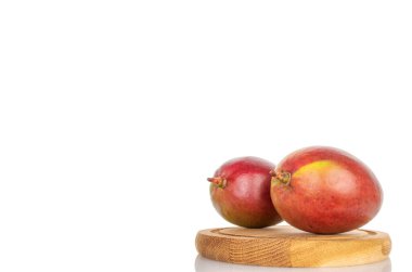 Tatlı sulu mango beyaz arka planda izole edilmiş, yakın plan..