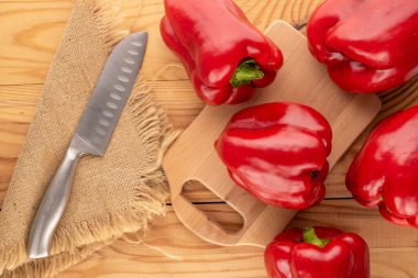 Ahşap bir masada kırmızı dolmalık biber, yakın plan, üst manzara..