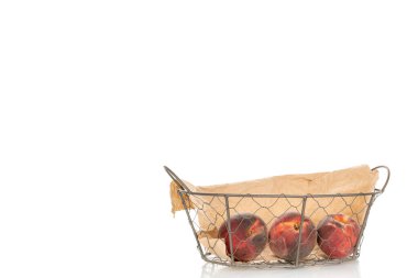 Tatlı şeftaliler, yakın plan, beyaz arka planda izole edilmiş.