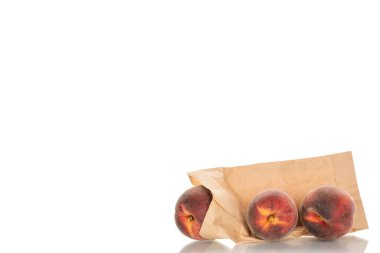 Tatlı şeftaliler, yakın plan, beyaz arka planda izole edilmiş.