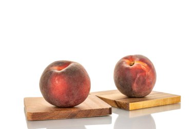 Tatlı şeftaliler, yakın plan, beyaz arka planda izole edilmiş.