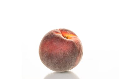 Tatlı şeftaliler, yakın plan, beyaz arka planda izole edilmiş.