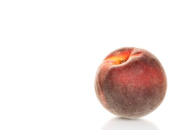 Tatlı şeftaliler, yakın plan, beyaz arka planda izole edilmiş.