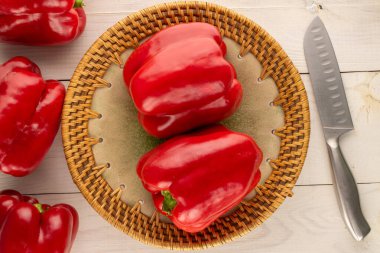 Ahşap bir masada kırmızı dolmalık biber, yakın plan, üst manzara..