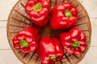 Ahşap bir masada kırmızı dolmalık biber, yakın plan, üst manzara..