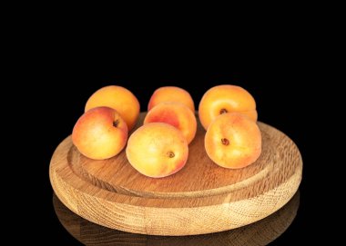 Olgun organik kayısılar siyah arka planda izole edilmiş, makro.