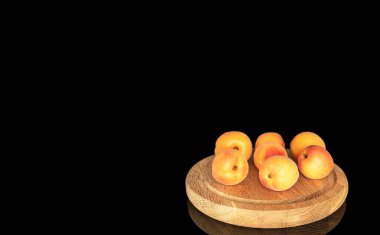 Olgun organik kayısılar siyah arka planda izole edilmiş, makro.