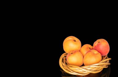 Olgun organik kayısılar siyah arka planda izole edilmiş, makro.