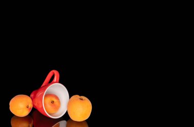 Olgun organik kayısılar siyah arka planda izole edilmiş, makro.