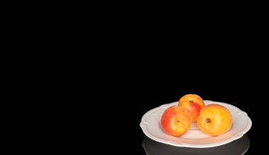 Olgun organik kayısılar siyah arka planda izole edilmiş, makro.