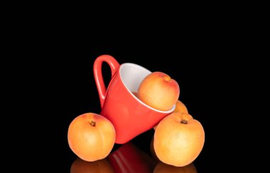 Olgun organik kayısılar siyah arka planda izole edilmiş, makro.