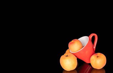 Olgun organik kayısılar siyah arka planda izole edilmiş, makro.