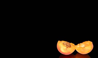 Olgun organik kayısılar siyah arka planda izole edilmiş, makro.