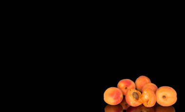 Olgun organik kayısılar siyah arka planda izole edilmiş, makro.