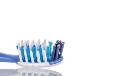 Beyaz arka plan üzerinde izole diş fırçası yakın çekim.