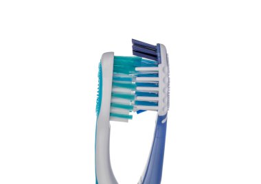 Beyaz arka plan üzerinde izole diş fırçası yakın çekim.