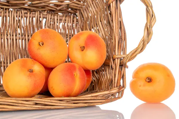 Beyaz arka planda izole edilmiş olgun organik kayısılar, makro.