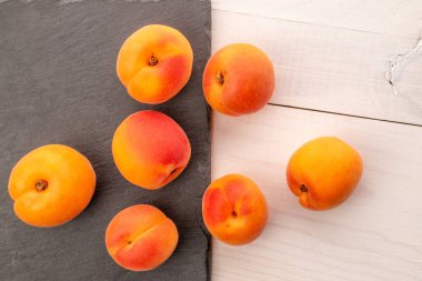 Ahşap bir masada organik olgun kayısılar, yakın plan, üst manzara..