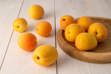 Ahşap bir masada organik olgun kayısılar, yakın plan.