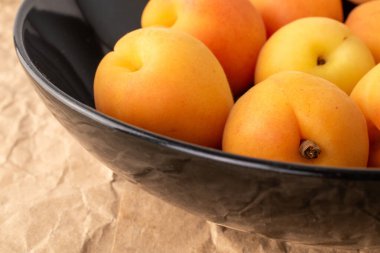 Kraft kağıdında organik olgun kayısılar, makro.