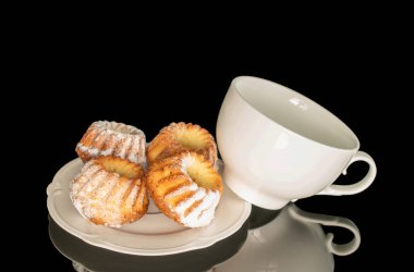 Siyah arka planda izole edilmiş tatlı ev yapımı kekler, yakın plan..