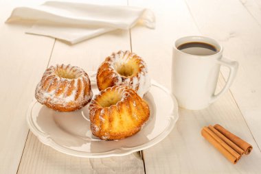 Ahşap bir masada ev yapımı tatlı kekler, yakın plan..