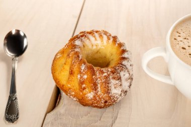 Ahşap bir masada ev yapımı tatlı kekler, yakın plan..